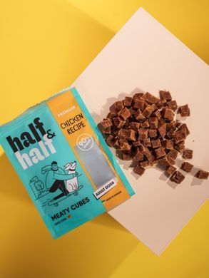 Ласощі для собак Half&Half у формі м'ясних кубиків з куркою, 100 г