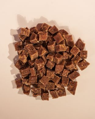 Ласощі для собак Half&Half у формі м'ясних кубиків з куркою, 100 г