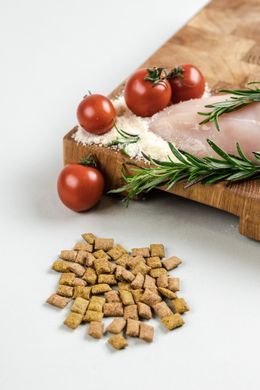 Ласощі для котів Хрумкі ласощі Savory Snack Подушечки для вибагливих котів, з куркою та сиром, 60 г